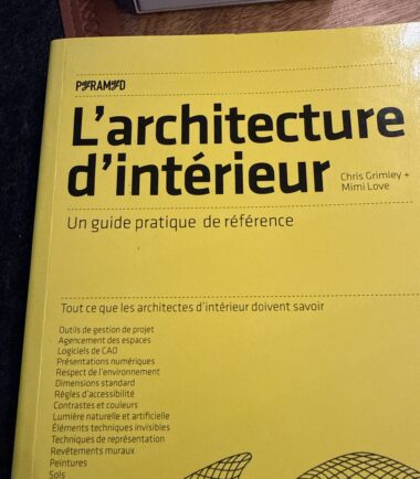 L’architecture d’intérieur
Chris Grimley + Mimi Love

Un guide pratique de référence

Tout ce que les architectes d’intérieur doivent savoir

Outils de gestion de projet
Agencement des espaces
Logiciels de CAO
Présentations numériques
Respect de l’environnement
Dimensions standard
Règles d’accessibilité
Contrastes et couleurs
Lumière naturelle et artificielle
Éléments techniques invisibles
Techniques de représentation
Revêtements muraux
Peintures
Sols