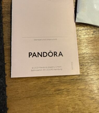 MÉMO

À : Direction Générale
DE : Département des Ressources Humaines
DATE : 26 octobre 2023
OBJET : Demande de formation – Intelligence Artificielle

Madame, Monsieur,

Je me permets de vous soumettre une demande de formation pour l’équipe RH sur l’Intelligence Artificielle et ses applications dans les Ressources Humaines.

L’IA transforme rapidement le monde du travail et offre des opportunités considérables pour optimiser nos processus, améliorer l’expérience collaborateur et renforcer notre positionnement en tant qu’entreprise innovante.

Plus précisément, nous souhaiterions explorer les sujets suivants :

*   Recrutement assisté par IA (tri de CV, chatbots)
*   Analyse prédictive du turnover
*   Personnalisation des parcours de formation
*   Automatisation des tâches administratives

Une formation de 3 jours, animée par un expert en IA, nous permettrait d’acquérir les connaissances et compétences nécessaires pour identifier les opportunités et mettre en œuvre des solutions concrètes.

Je vous remercie de l’attention que vous porterez à cette demande et reste à votre disposition pour toute information complémentaire.

Cordialement,

[Nom et signature]

Directeur des Ressources Humaines