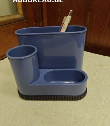 **Texte sur le stylo :**-Pot à crayons Carl réf P530 bleu