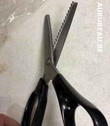 Paire de ciseaux crantée